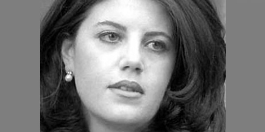 Najsłynniejsza stażystka świata Monica Lewinsky powraca w światło reflektorów za sprawą emitowanego przez stację PBS dokumentu pt.: “Clinton”. O nieustającej popularności (ciągle ) panny Lewinsky świadczy fakt, że sama zapowiedź emisji filmu spowodowała, że w internetowych wyszukiwarkach zaroiło się od haseł: Bill i Monica, romans, cygaro, niebieska sukienka…
